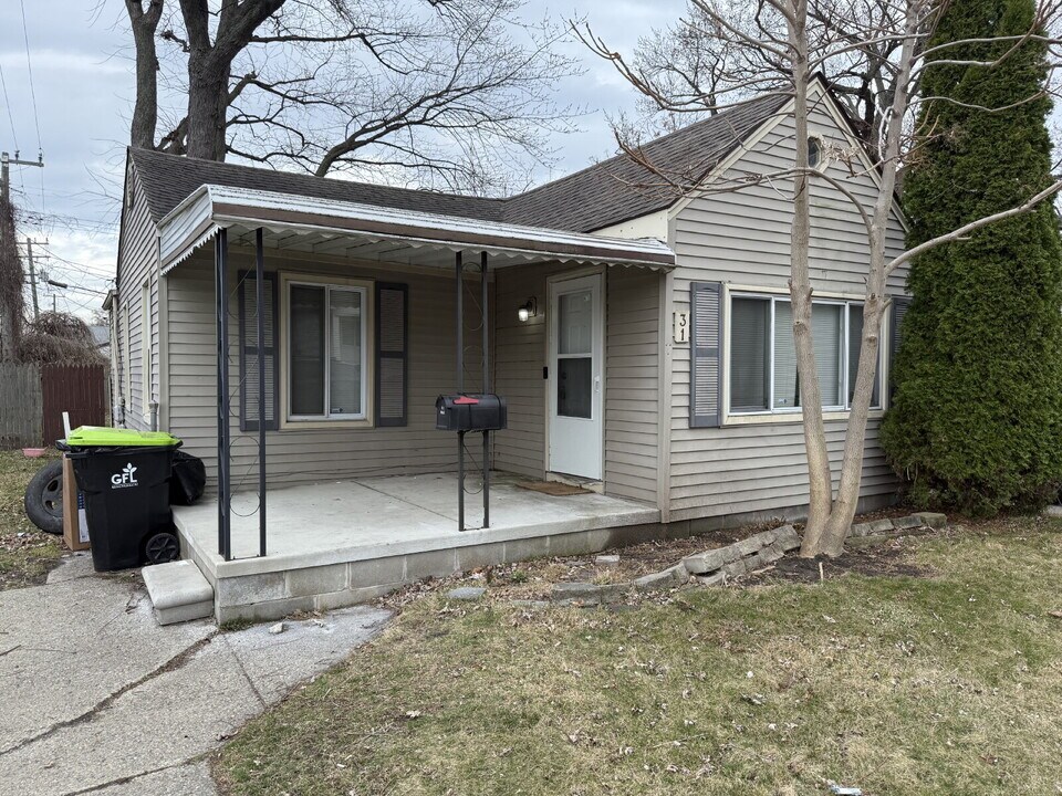 31 W Kalama Ave in Madison Heights, MI - Building Photo