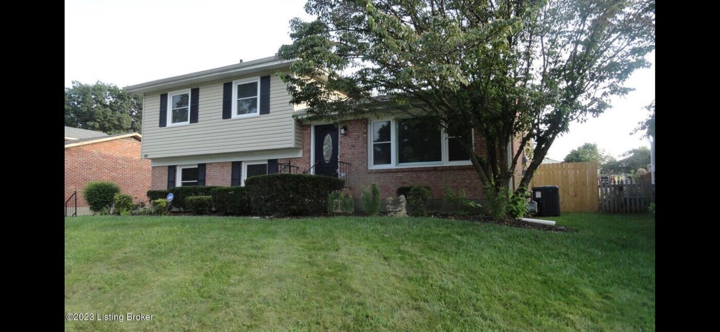 9502 Doewood Ln in Louisville, KY - Building Photo