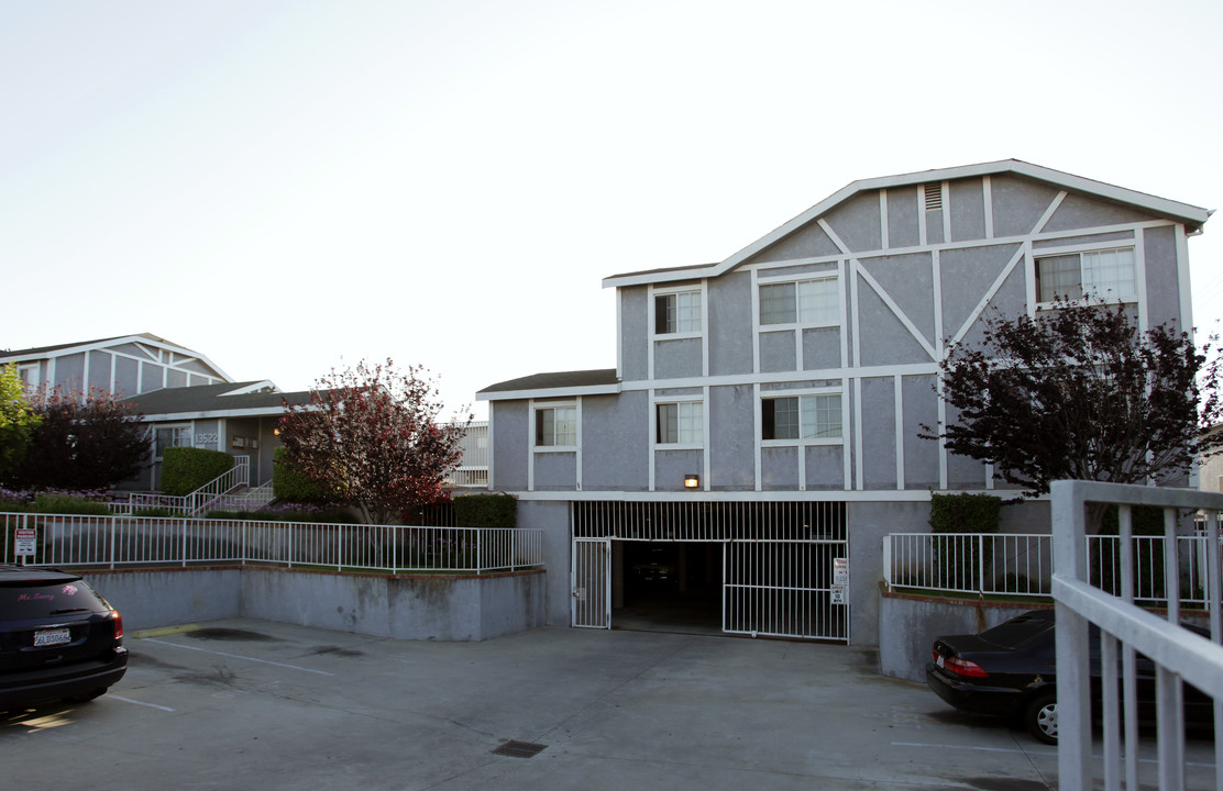 Monterey Terrace in Hawthorne, CA - Building Photo