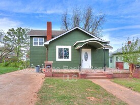 1812 W Noble Ave in Guthrie, OK - Building Photo