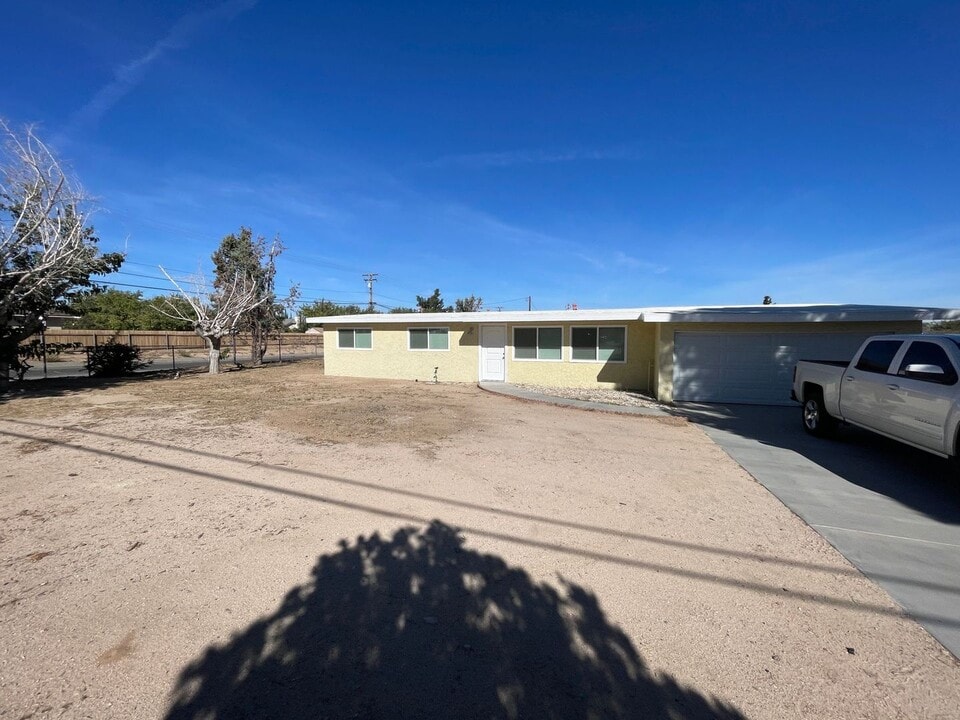 18292 Danbury Ave in Hesperia, CA - Building Photo