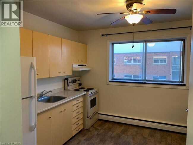 42 Hilltop Dr in Cambridge, ON - Building Photo - Building Photo