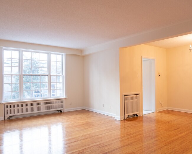 Crestview Apartments in Toronto, ON - Building Photo - Building Photo