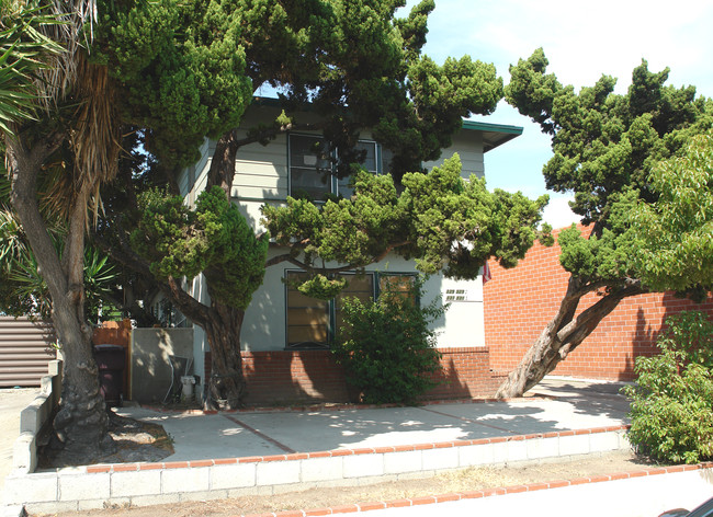 329-331 W Cerritos Ave in Glendale, CA - Foto de edificio - Building Photo