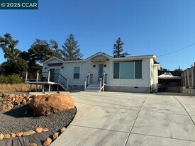 630 Sunnyside Rd in St Helena, CA - Building Photo