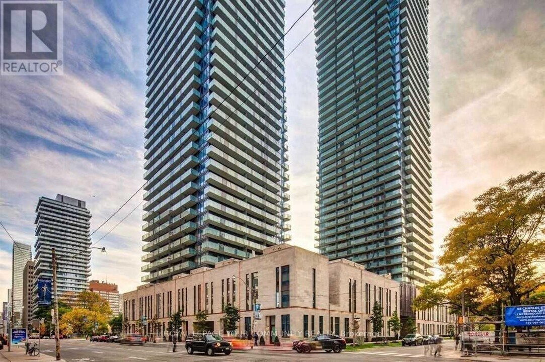 2803-65-865 St Mary St in Toronto, ON - Building Photo