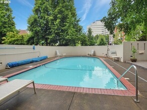 2211 SW 1st Ave, Unit 306 in Portland, OR - Building Photo - Building Photo