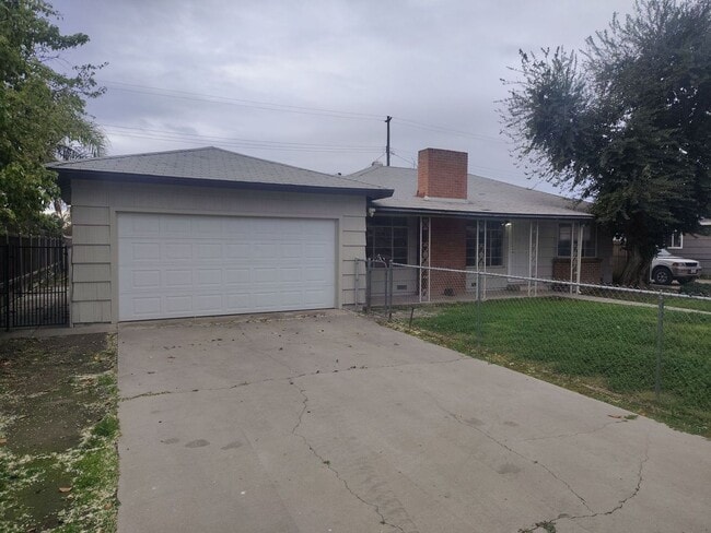 2107 Belle Ter in Bakersfield, CA - Building Photo - Building Photo