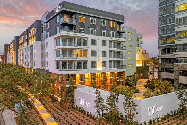 Vive Luxe in San Diego, CA - Foto de edificio - Building Photo