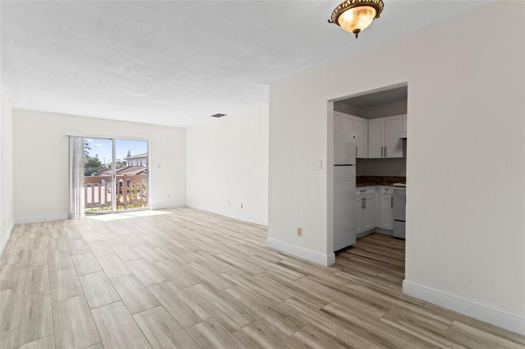 493 NW 43rd St in Oakland Park, FL - Building Photo