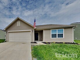 1806 12 Oaks Dr in Shelbyville, IN - Building Photo