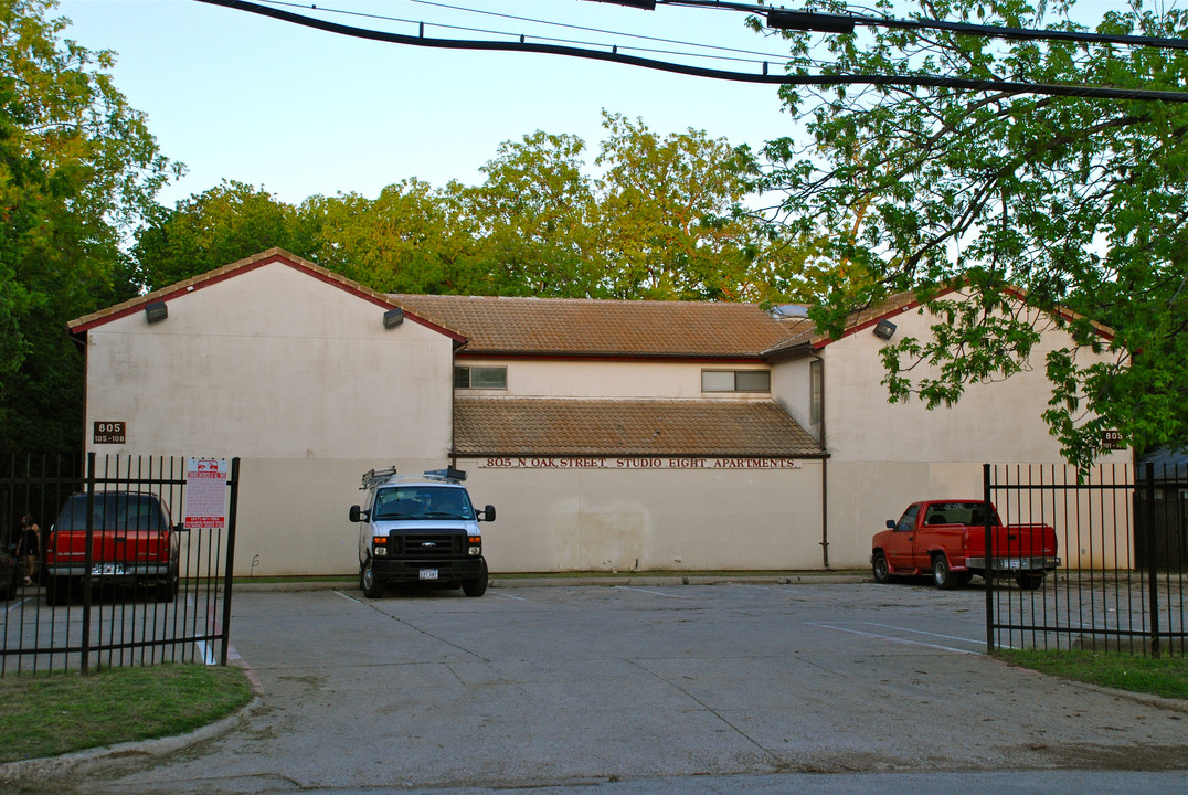 805 N Oak St in Arlington, TX - Building Photo