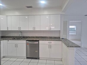 415 Forest Hill Blvd in West Palm Beach, FL - Building Photo - Building Photo