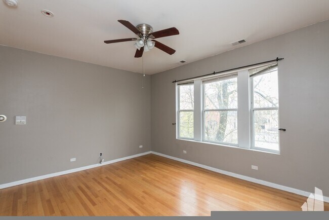 2009 W Cortez St, Unit 13 in Chicago, IL - Building Photo - Building Photo