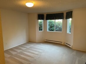 8325 Cirque Dr W in University Place, WA - Building Photo - Building Photo