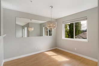 9910 NE 137th St, Unit C309 in Kirkland, WA - Foto de edificio - Building Photo