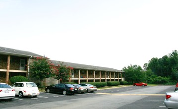 Hampton Court I & II in Winston-Salem, NC - Building Photo - Building Photo