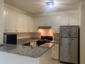 7000 Falls Reach Dr, Unit 406 in Falls Church, VA - Building Photo - Building Photo