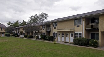 Broad Hollow Gardens At Amityville Apartments