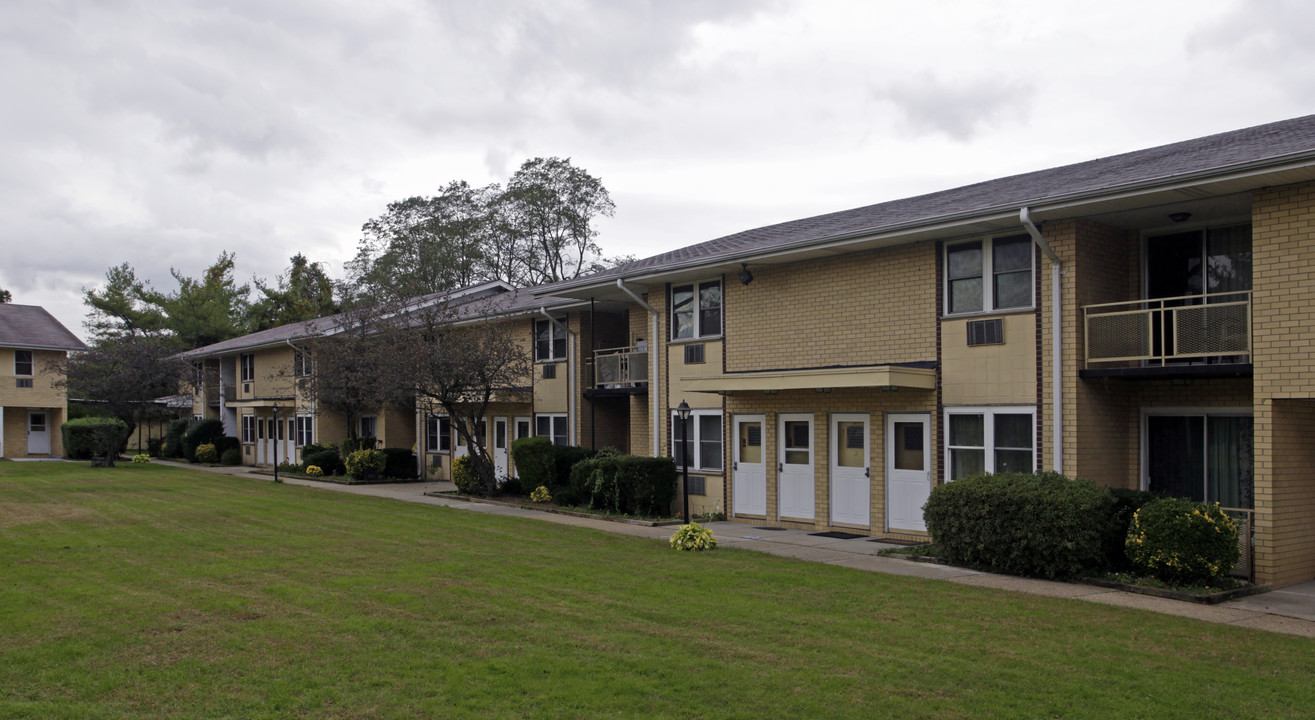 Broad Hollow Gardens At Amityville in Amityville, NY - Building Photo