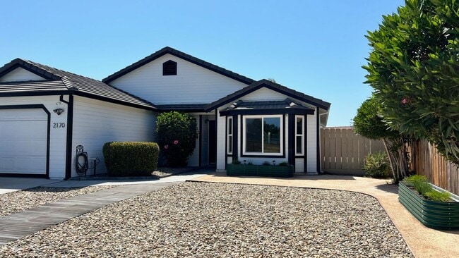 2170 Cerra Vista Dr in Hollister, CA - Building Photo - Building Photo