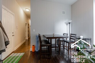 1740 W Huron St, Unit F2 in Chicago, IL - Building Photo - Building Photo