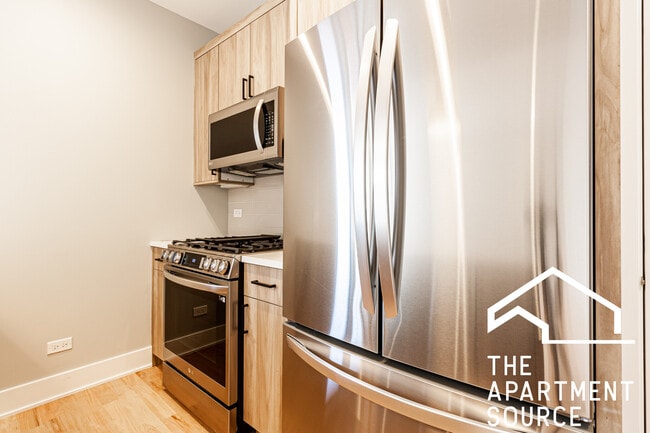 2457 W Logan Blvd, Unit 3 in Chicago, IL - Building Photo - Building Photo