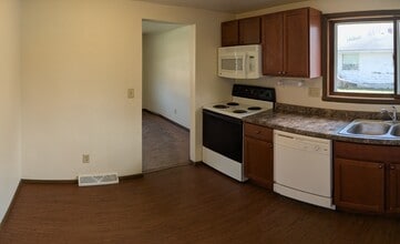 110-112-112 W Grant St in Lake Mills, WI - Building Photo - Building Photo