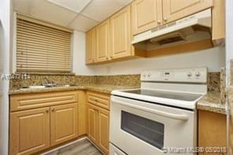 8841 W Flagler St-Unit -406 in Miami, FL - Foto de edificio - Building Photo