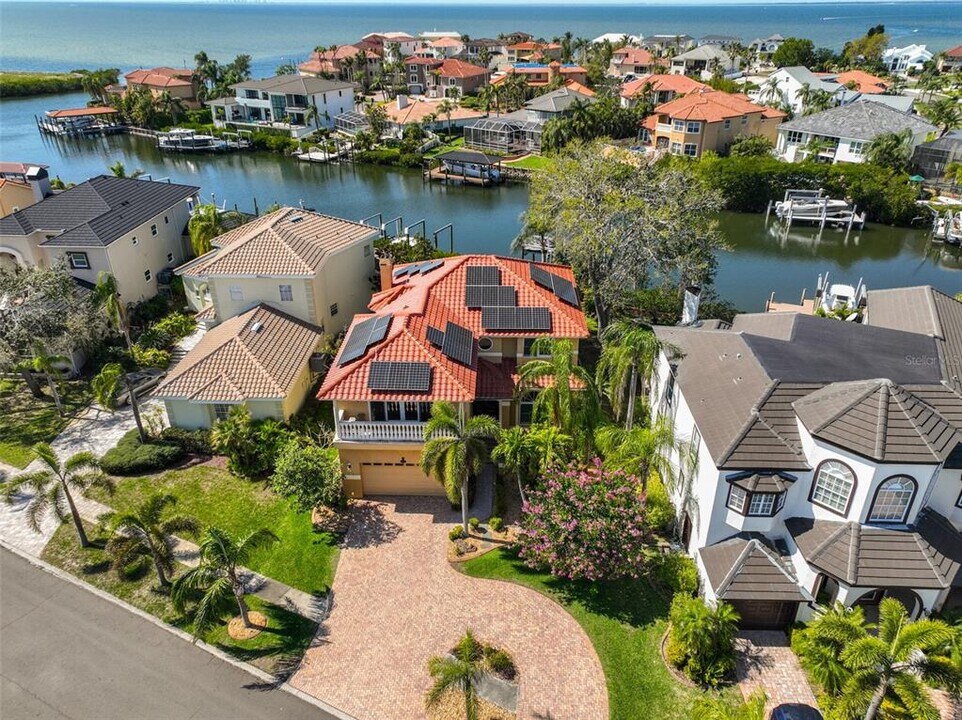 1011 Sonata Ln in Apollo Beach, FL - Building Photo