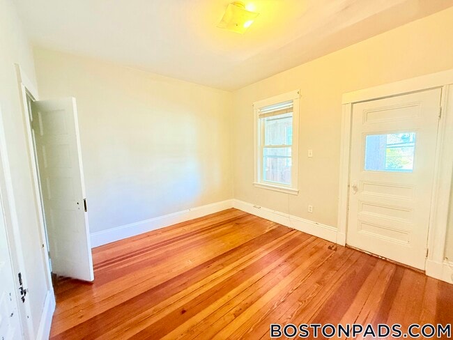 348 Faneuil St in Boston, MA - Foto de edificio - Building Photo