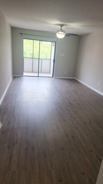 3025 Walnut Bend Ln, Unit 35 in Houston, TX - Building Photo - Building Photo