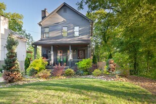 1490 Venetian Dr SW in Atlanta, GA - Building Photo