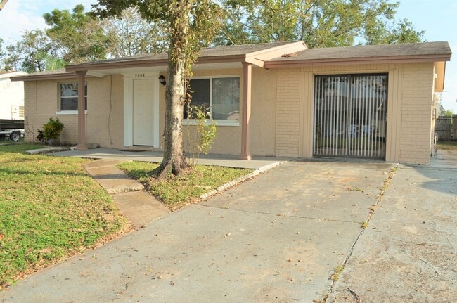 7400 Parrot Dr in Port Richey, FL - Building Photo - Building Photo