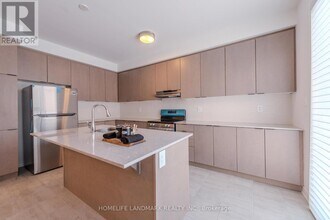 7 Moss Dr in Markham, ON - Building Photo - Building Photo