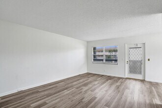57 Dorset Dr in Boca Raton, FL - Building Photo - Building Photo