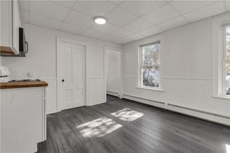 458 High St-Unit -2-L in Central Falls, RI - Building Photo - Building Photo