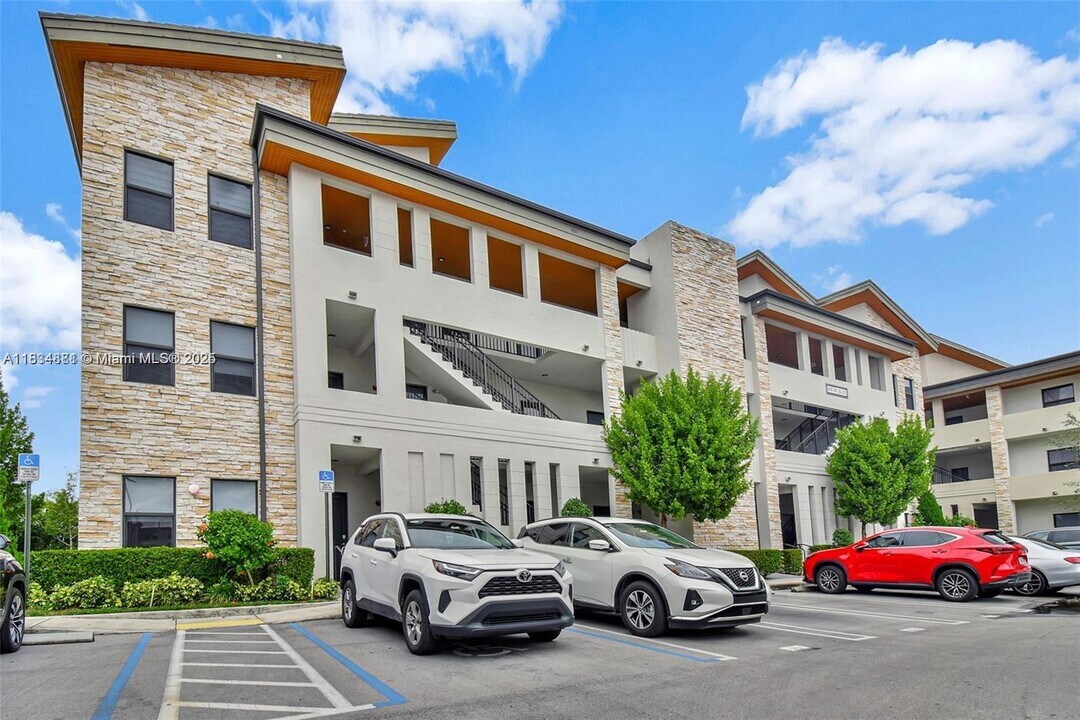 8195 NW 104th Ave in Doral, FL - Building Photo
