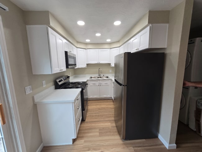 2762 SE 7th Ave in Albany, OR - Building Photo - Building Photo