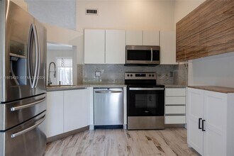 10121 NW 51st Ln in Doral, FL - Building Photo - Building Photo