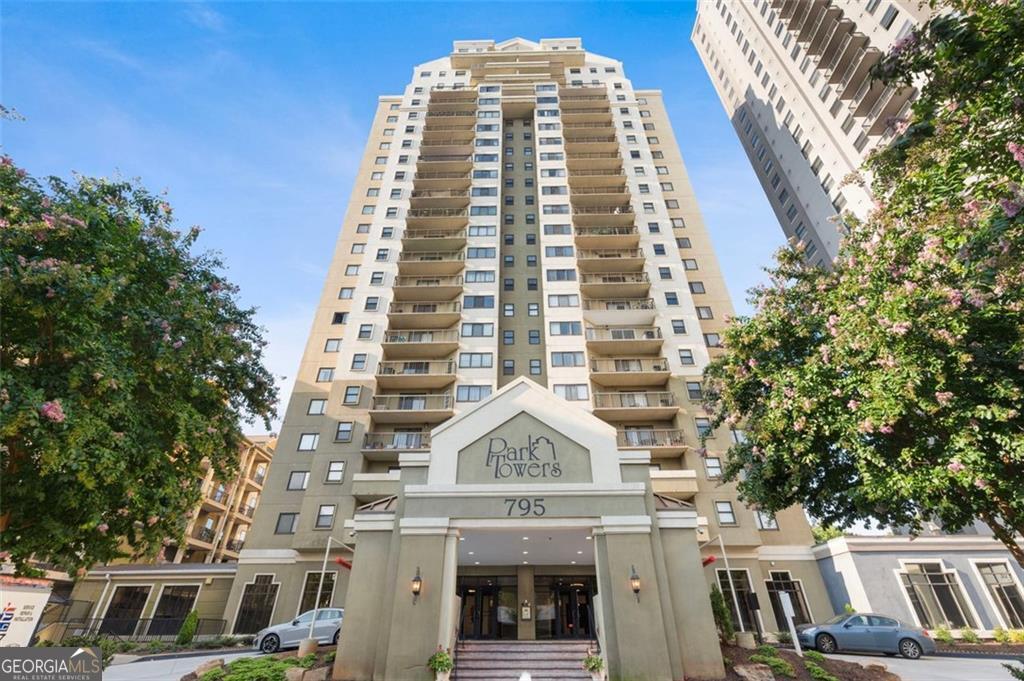 795 Hammond Dr in Atlanta, GA - Foto de edificio