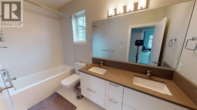 5188 Savile Row in Burnaby, BC - Building Photo - Building Photo