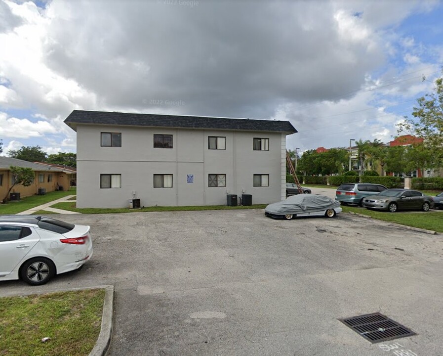 7390 NW 38th St in Hollywood, FL - Building Photo