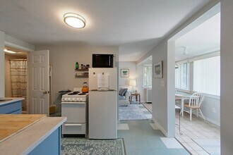 33 Warren Ave in Middletown, RI - Foto de edificio - Building Photo