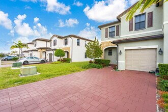 11101 W 33rd Ct in Hialeah, FL - Building Photo - Building Photo