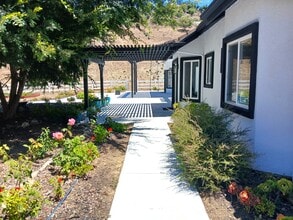 43605 Los Gatos Rd in Temecula, CA - Foto de edificio - Building Photo