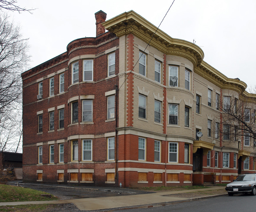 3 Beacon Ave in Holyoke, MA - Building Photo