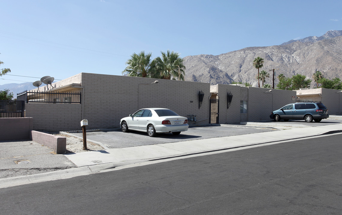 471-501 E Cottonwood Rd in Palm Springs, CA - Building Photo