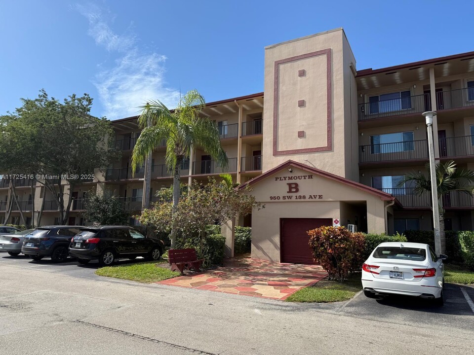 950 SW 138th Ave in Pembroke Pines, FL - Building Photo