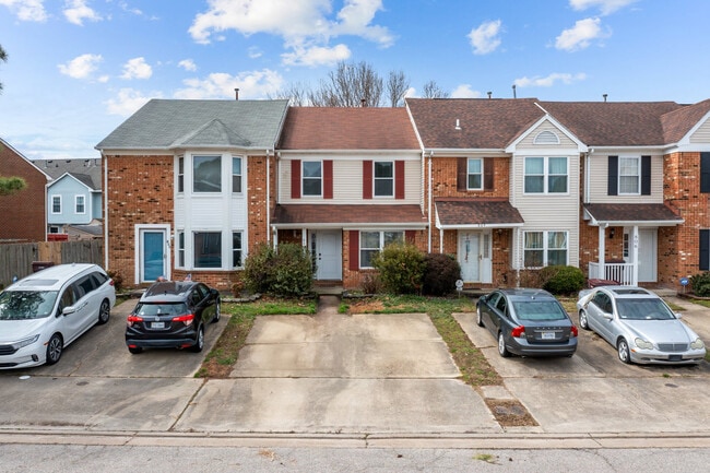 802 Nottaway Dr in Chesapeake, VA - Building Photo - Building Photo